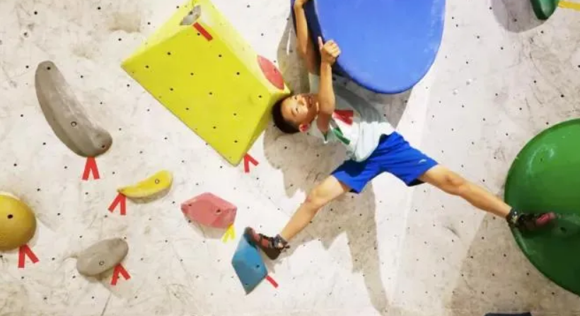 爍石攀巖入駐鞍勤商業(yè)，讓娃盡情飛檐走壁，刺激